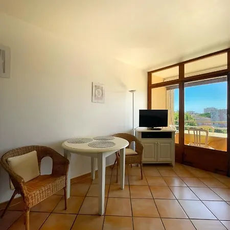 Charming Apt With Balcony At 5 Min From The Beach דירה Fréjus
